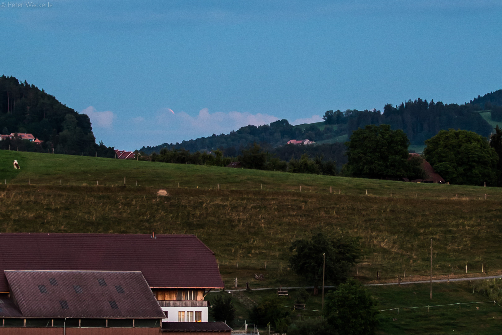 Partielle Mondfinsternis bei Mondaufgang, 5 Minuten vor Totalität